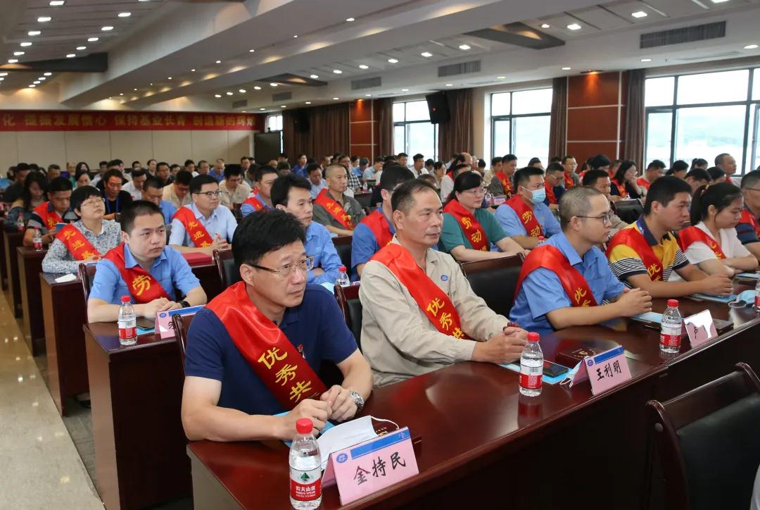 韦德官方网站举行庆祝建党99周年、  建厂70周年暨先进表彰大会(图3)